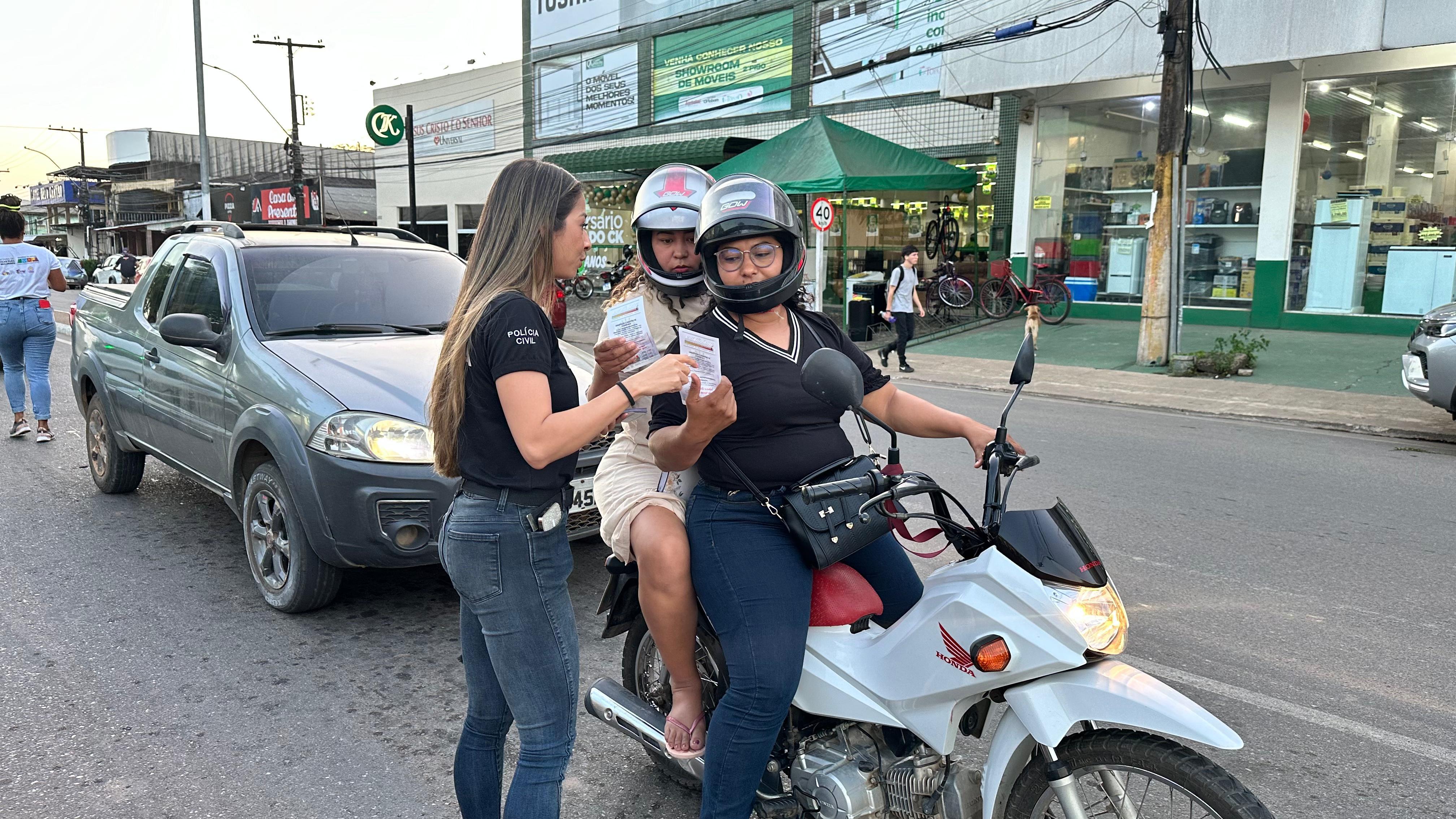EM LARANJAL DO JARI, POLÍCIA CIVIL REALIZA BLITZ EDUCATIVA VISANDO INFORMAR A POPULAÇÃO SOBRE A IMPORTÂNCIA DO ENFRENTAMENTO DA VIOLÊNCIA DOMÉSTICA E FAMILIAR CONTRA A MULHER